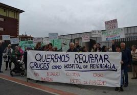 Los afectados se manifestaron el año pasado en el ambulatorio de Amurrio para volver a Cruces.