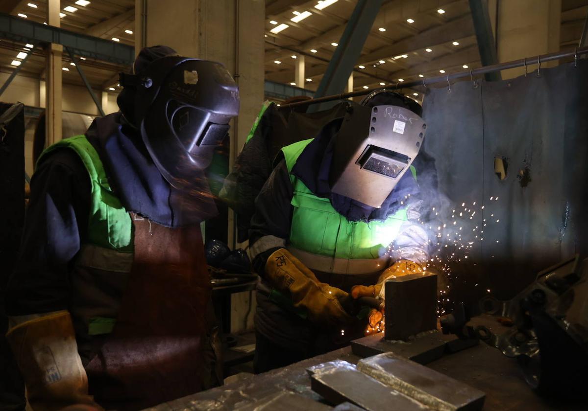 Dos soldadores en plena jornada laboral.