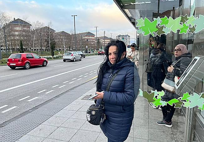 Claudia Giraldo espera la llegada del autobús.