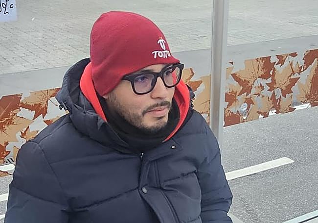 Jason aguarda la llegada del autobús.