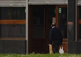 Un hombre ajeno a la noticia pasa junto a la entrada del narcobar demandado.