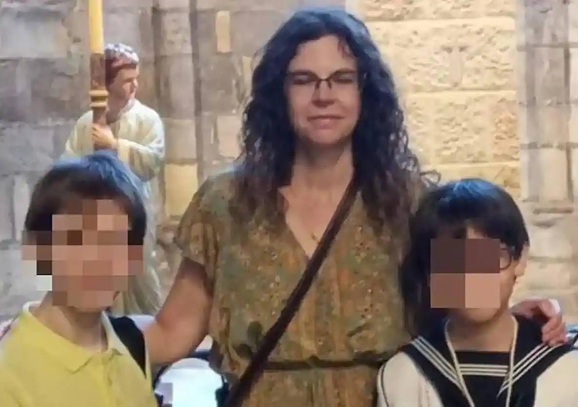 Silvia López Gayuba, con sus dos hijos adoptivos.