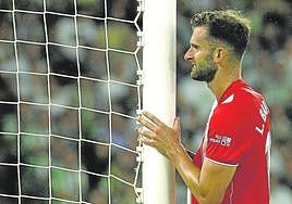 Baptistao, baja esta noche por sanción, se lamenta tras fallar una ocasión.