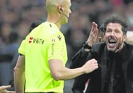 Simeone se queja el colegiado en el encuentro de Copa ante el Athletic.