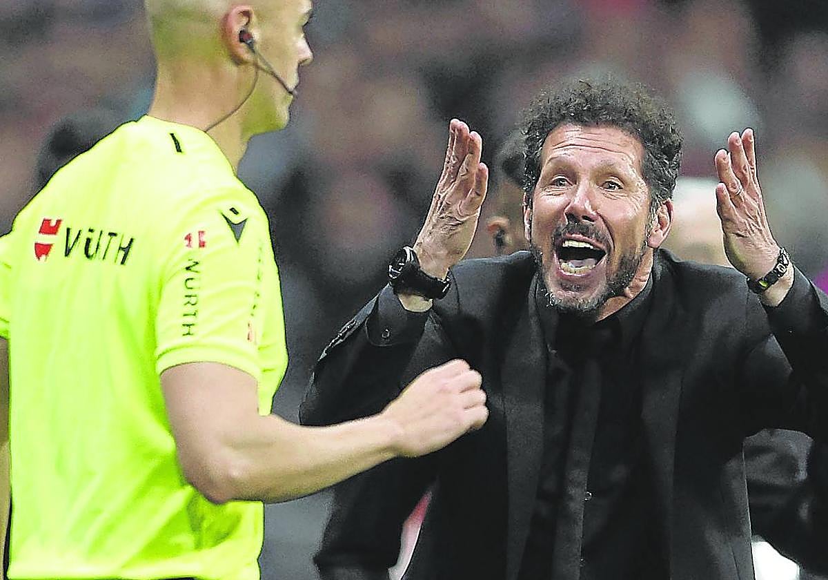 Simeone se queja el colegiado en el encuentro de Copa ante el Athletic.