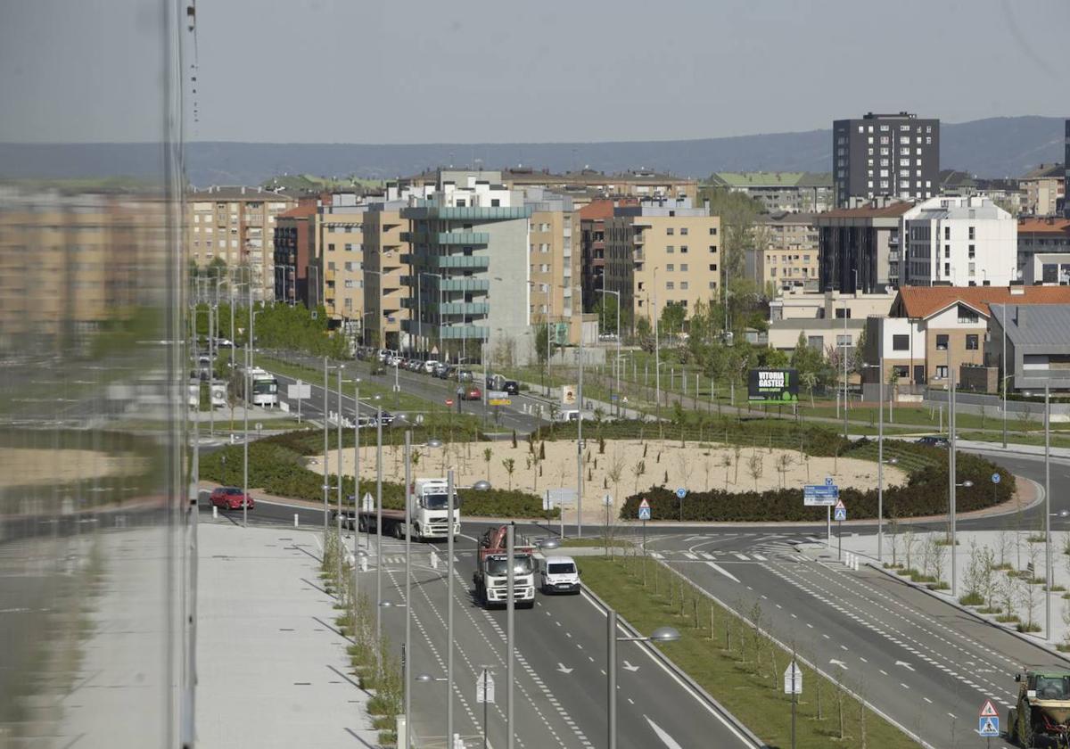 La nueva carretera reduciría el tráfico que entra en la primera rotonda de Salburua, argumenta el Consistorio.