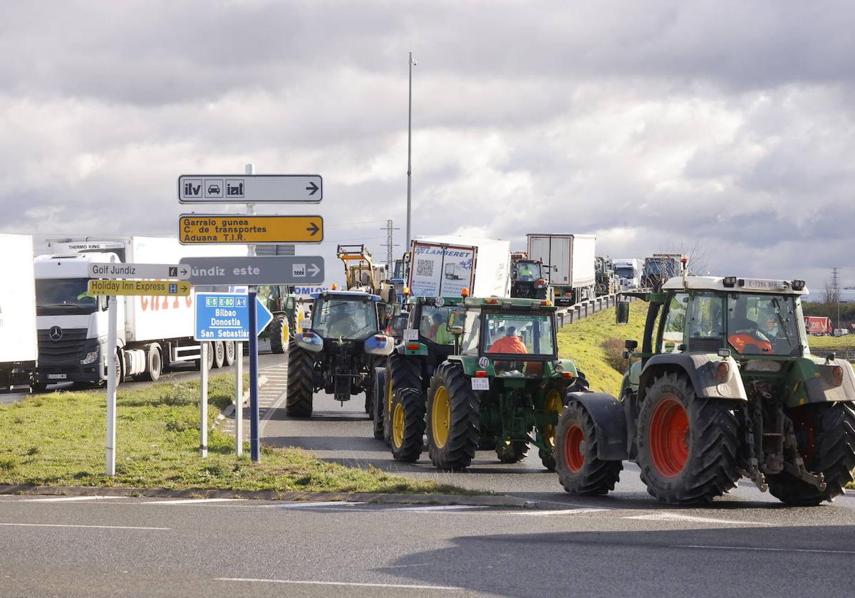 Una tractorada recorre 21 pueblos de Rioja Alavesa