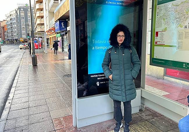 Eva Ayala espera en una de las marquesinas de Paz.