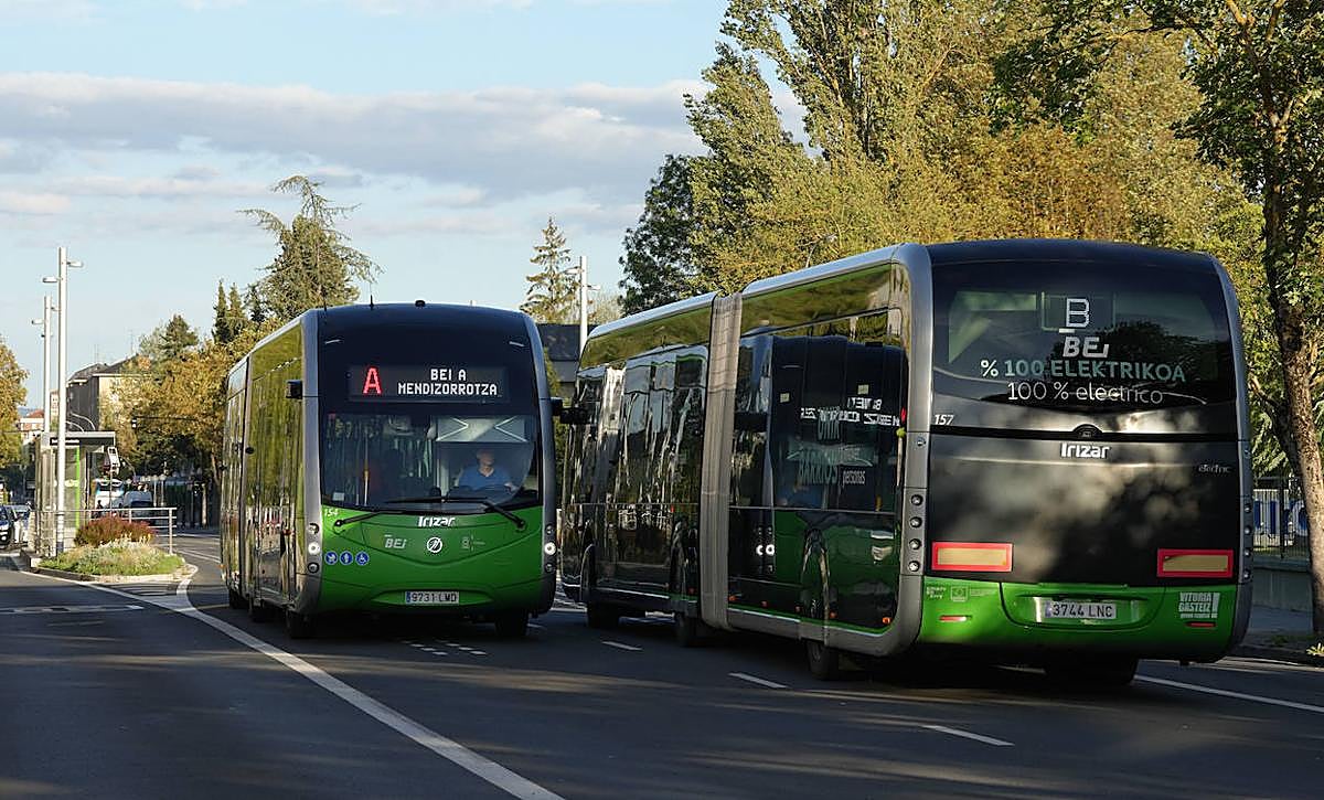 Dos unidades del BEI se cruzan en Salvatierrabide, donde el Ayuntamiento estudia eliminar un carril para dárselo a los coches.
