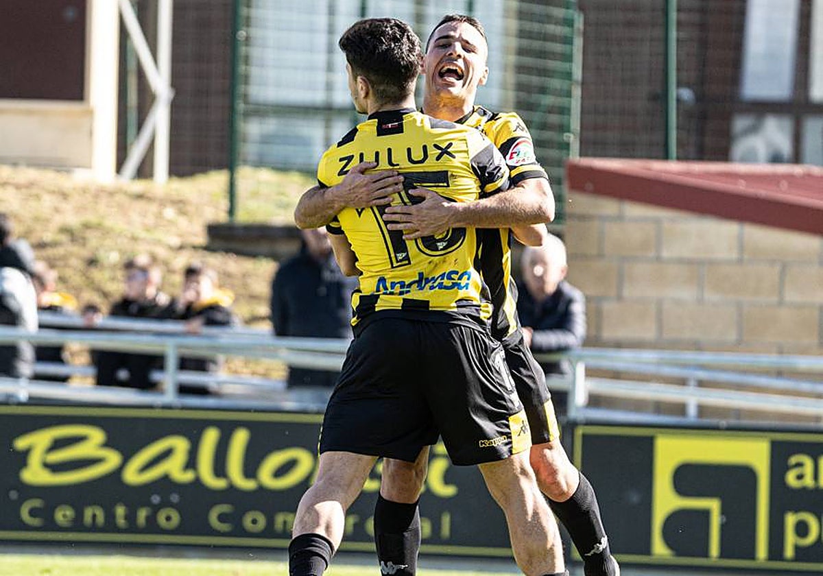 Aitor Villar celebra el 1-0 que endosó al Aurrera Ondarroa.