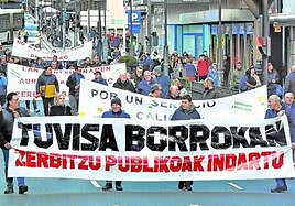 Los trabajadores de Tuvisa volvieron a manifestarse ayer tarde por el centro de Vitoria.
