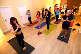 Los negocios relacionados con el bienestar como las clases de yoga triunfan en Lea Artibai.