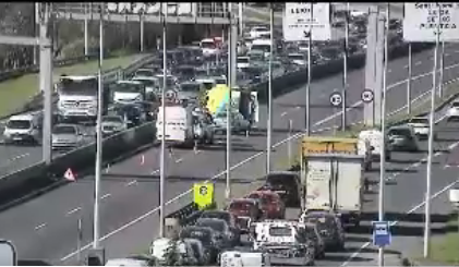 Retenciones en La Avanzada por un accidente que ha obligado a cortar dos carriles