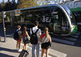 Varios peatones esperan a que pase el BEI para cruzar.