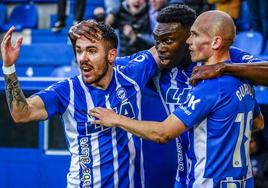 Sola, Samu y Guridi celebran el gol marcado por el delantero el pasado sábado contra el Villarreal.