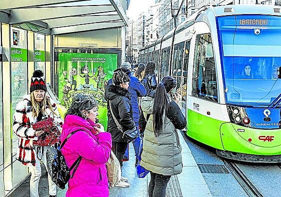 Miles de vitorianos optaron por el tranvía como alternativa.