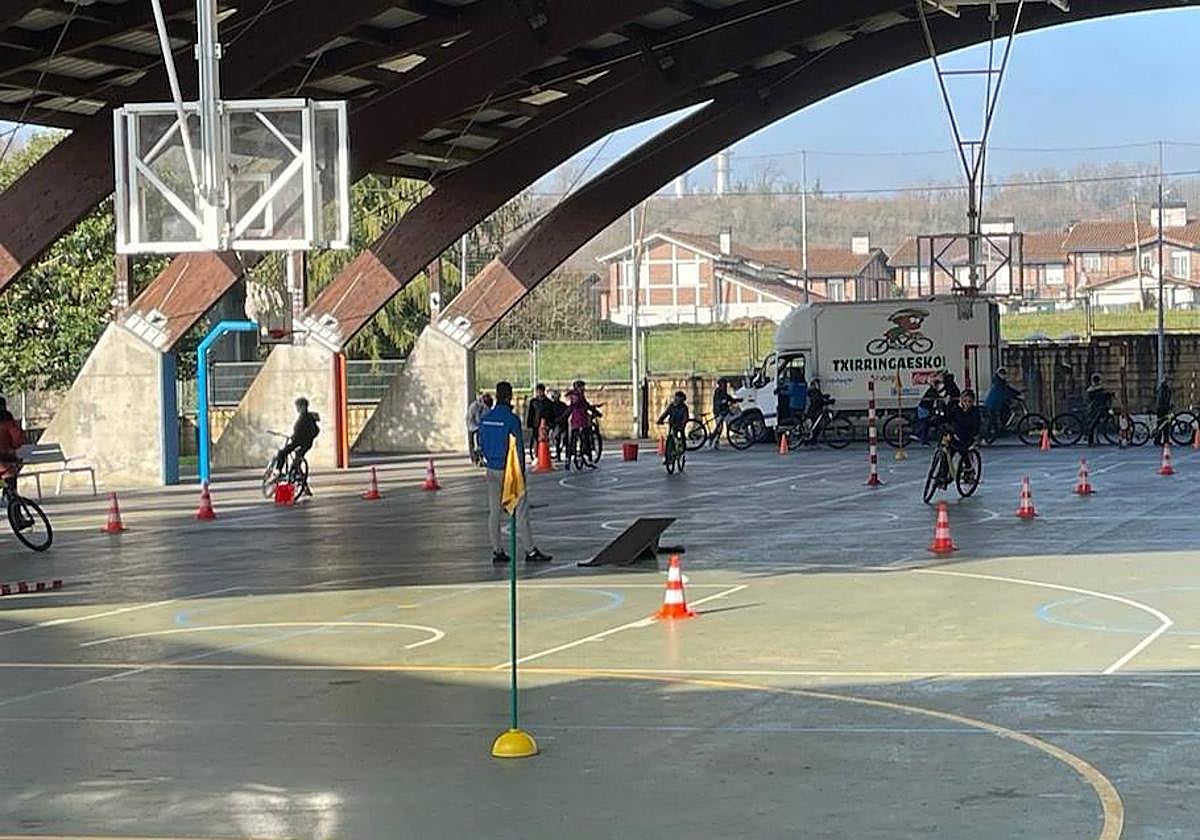 Los escolares han podido disfrutar de la bicicleta en el proyecto educativo.