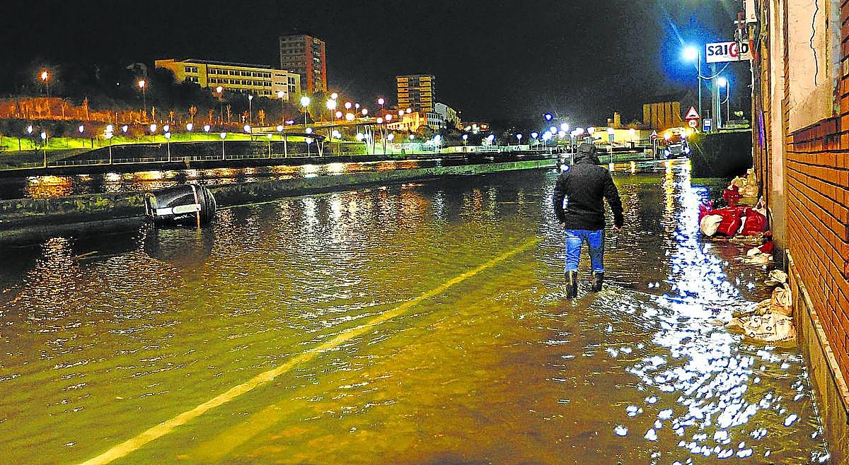 La ría volvió a entrar en Zorrozaurre en la madrugada de ayer como efecto de las mareas vivas.