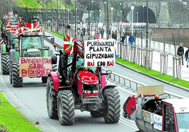 Más de un centenar de tractores entraron ayer en San Sebastián en la primera movilización registrada en Gipuzkoa.