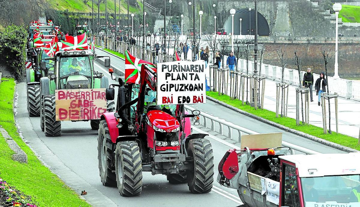 Más de un centenar de tractores entraron ayer en San Sebastián en la primera movilización registrada en Gipuzkoa.