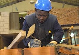 Lanbide aprueba medidas para que los inmigrantes irregulares puedan seguir formándose