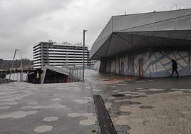 Aspecto actual de la parte alta de la plaza, con varios de los locales que serán reformados a la derecha.