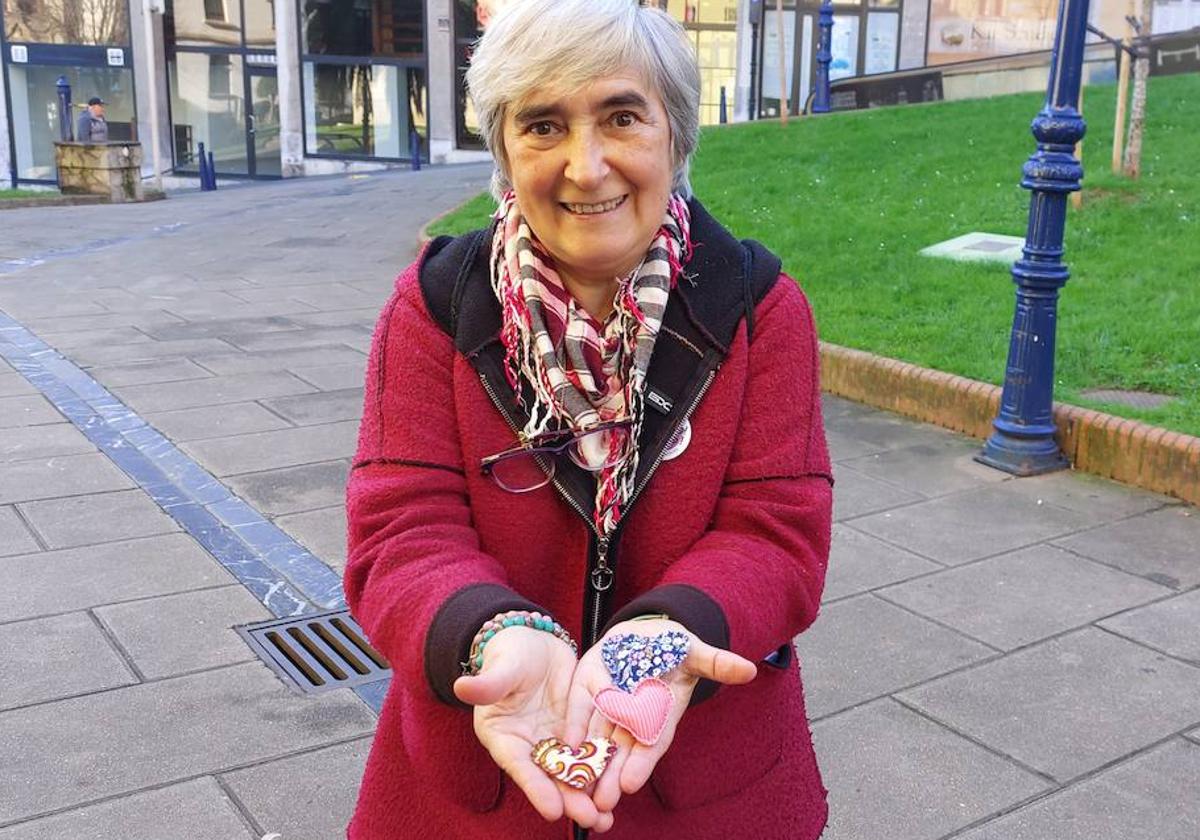 Belén Peña, miembro de la ONG Creando Futuros, muestra tres diseños distintos de los corazones solidarios.