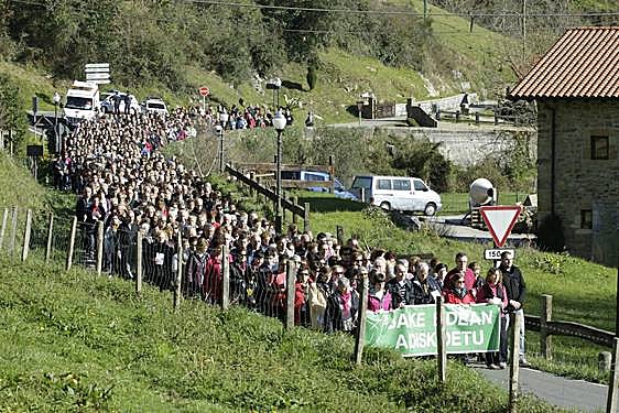 La cita anual por la paz de la iglesia de Bizkaia recupera la marcha hasta Zenarruza