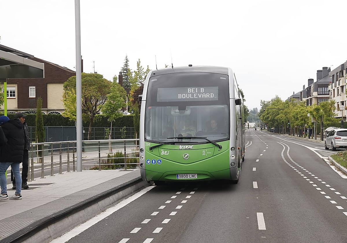 Un autobús del BEI se dispone a realizar la parada en una de sus marquesinas.