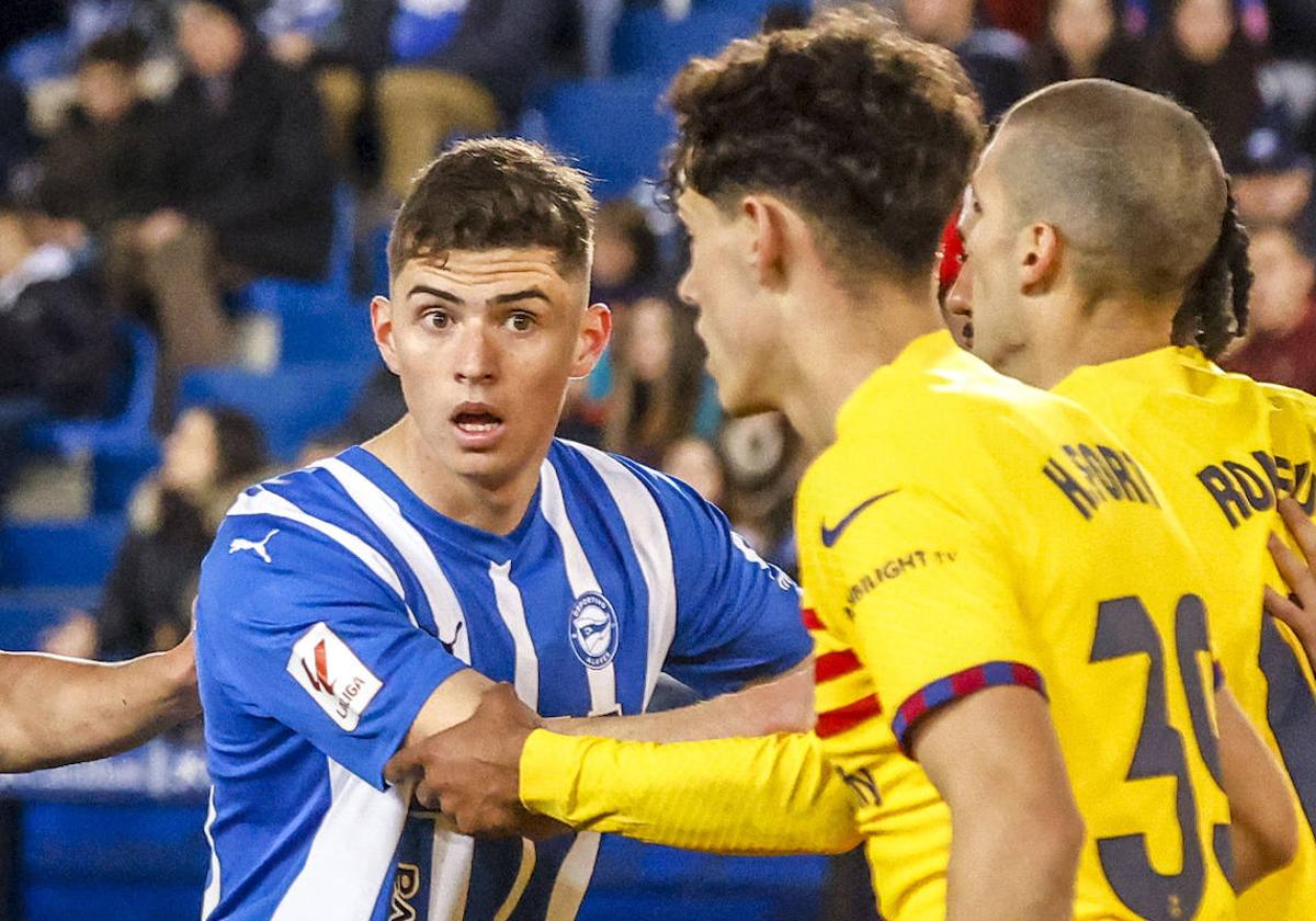 Panichelli, atento a una jugada ofensiva durante el partido contra el Barcelona.