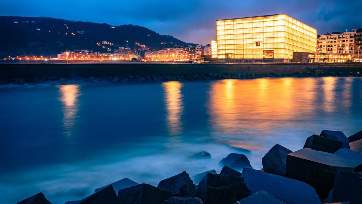 El Kursaal brilla en la noche donostiarra.