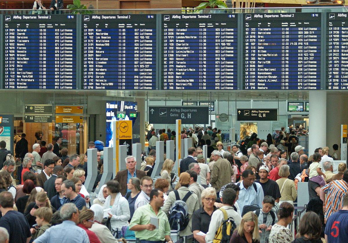 El SEPE busca 60 empleados para la cocina del aeropuerto de Múnich con un sueldo de hasta 3.000 euros