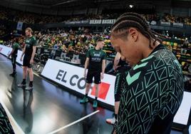 «Rezo por los jugadores de los dos equipos, que no haya lesiones». Los 'hombres de negro' descubren sus 'manías' antes de los partidos