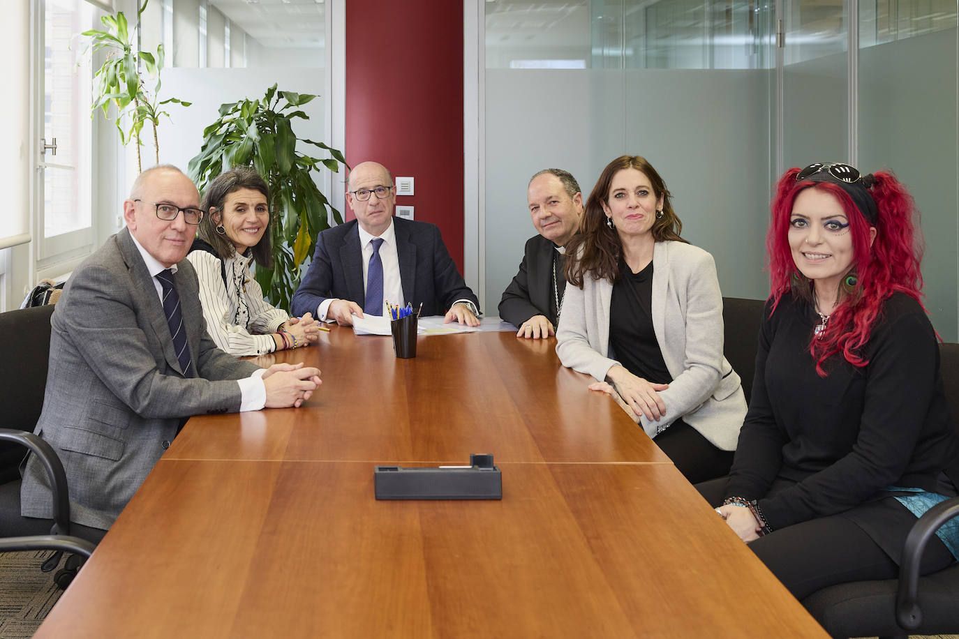 El diputado general, la consejera de Justicia, el obispo, la alcaldesa y la directora foral de Convivencia, con el notario en centro, en el acto de firma de esta tarde.