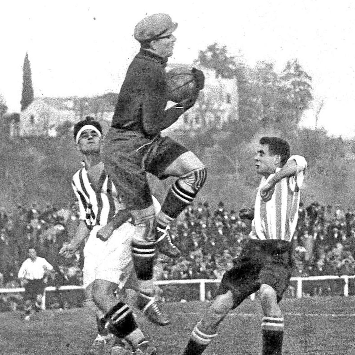 Alavés y Betis jugaron su primer choque en 1928. El torero Ignacio Sánchez Mejía era el presidente bético.