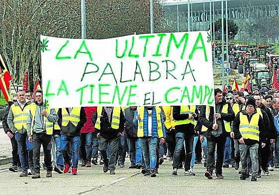 Agricultores de Castilla y León se manifestaron ayer por una carretera de Salamanca