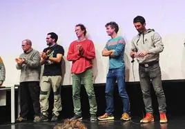 Fundadores del nuevo club de montaña Belatz Gorri en la presentación en sociedad, en la que visionaron el documental 'Confianza ciega' sobre una expedición adaptada.