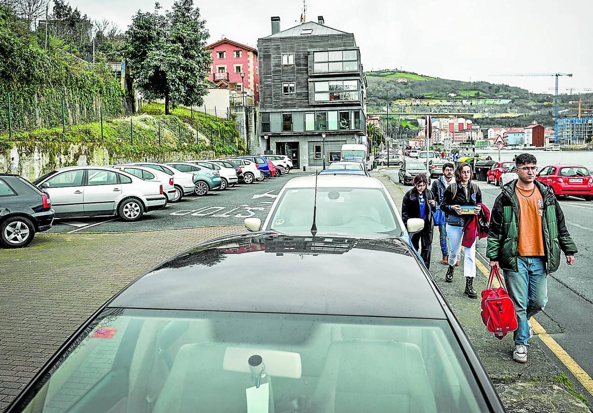 Las calles de Olabeaga tienen un 100% de ocupación de coches la mayor parte del día.