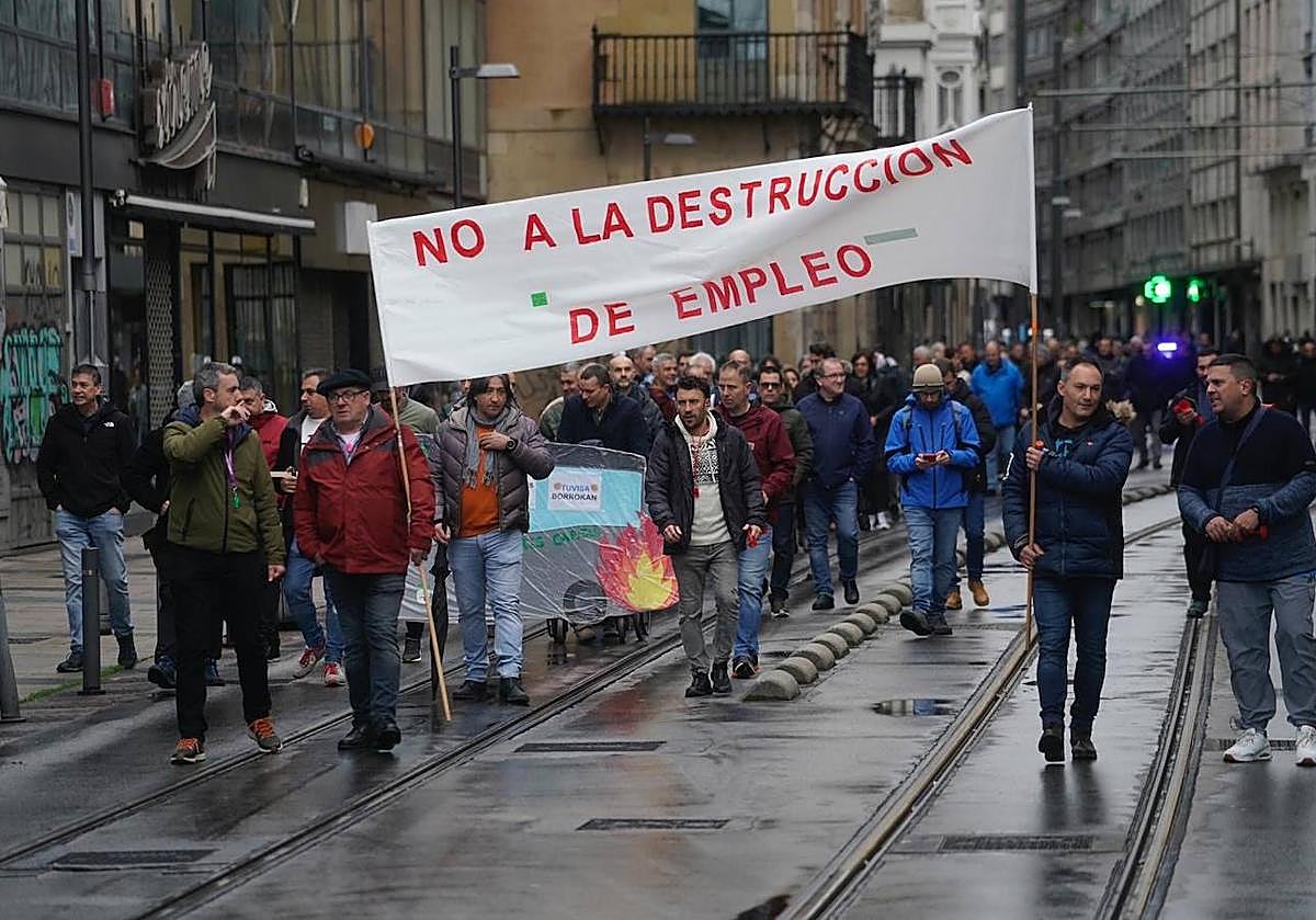 Trabajadores de Tuvisa se manifiestan este viernes por el centro de Vitoria.