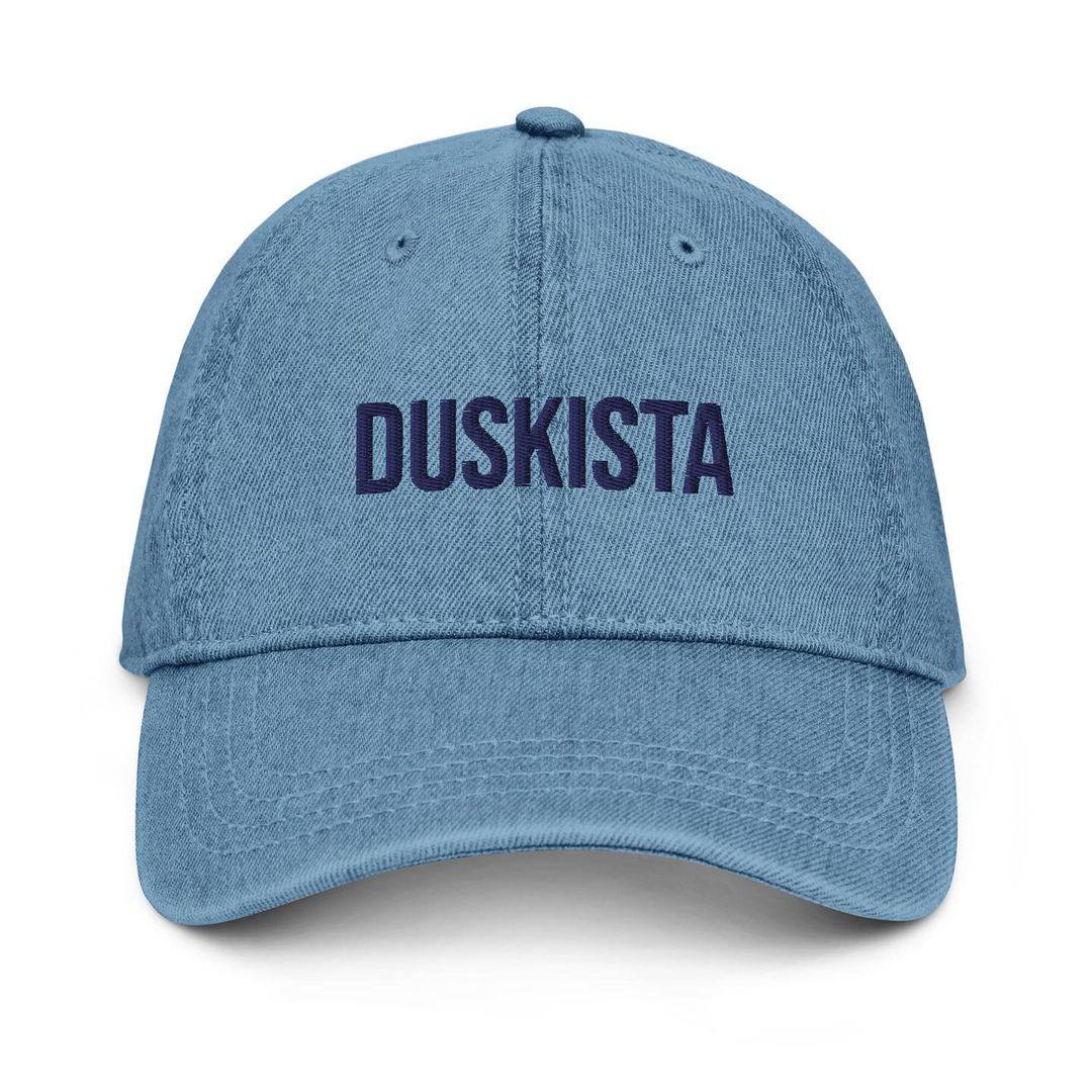 Las gorras y camisetas de Dusko que diseña su propia hija