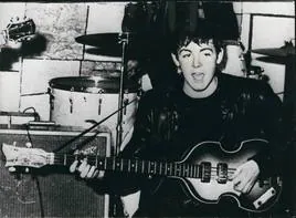 McCartney con su Höfner entonces recién comprado, en 1961.