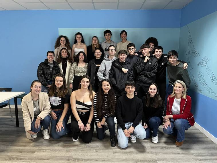 Argiñe Martínez (a la derecha) junto a los alumnos y su tutora, Arantza Basurko.