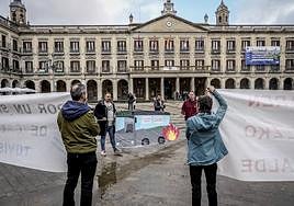Acto de protesta de la plantilla de Tuvisa este viernes por la mañana.