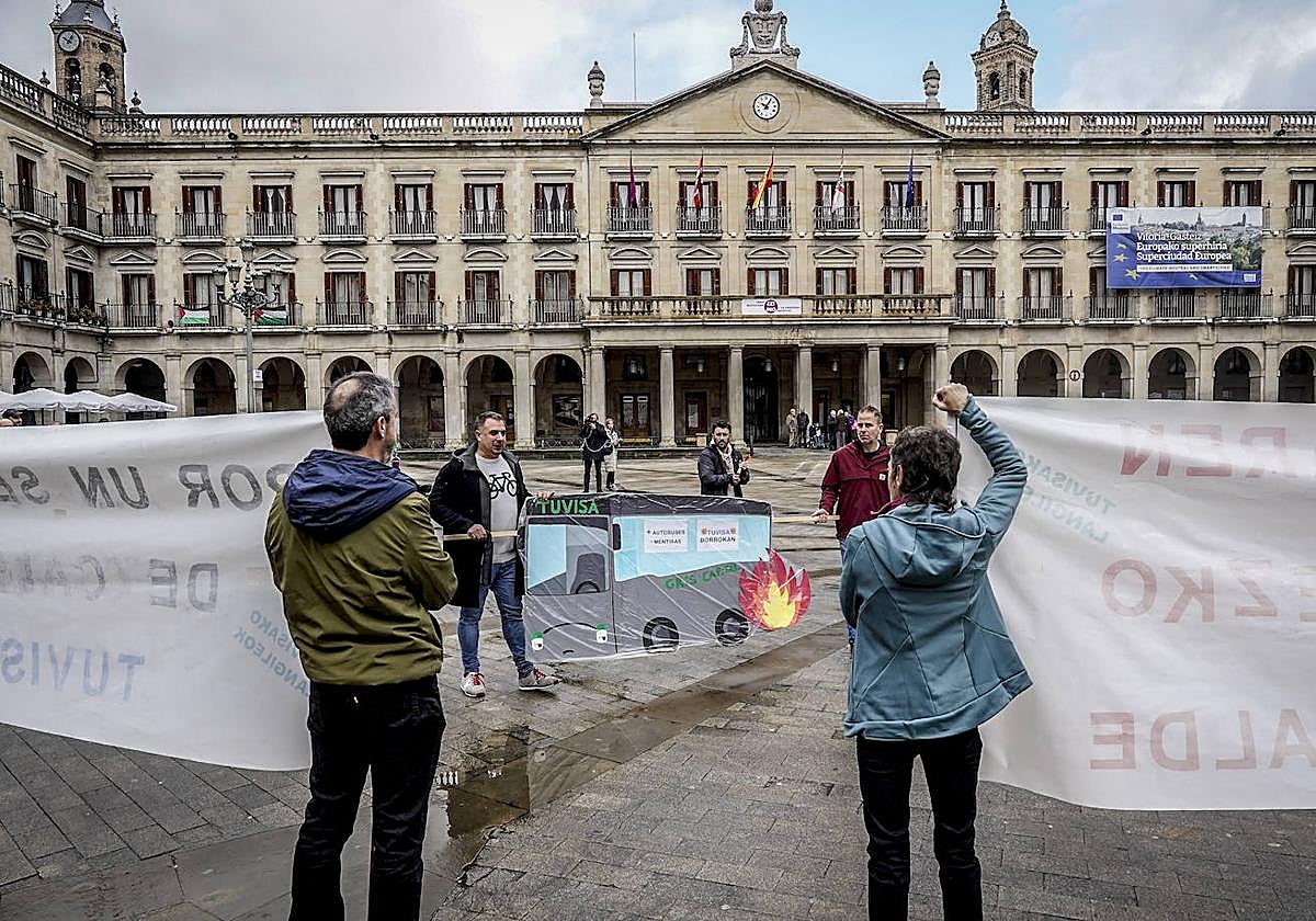 Acto de protesta de la plantilla de Tuvisa este viernes por la mañana.