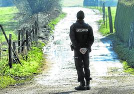 Un ertzaina controla un camino rural cercano a las faldas del Gorbea.