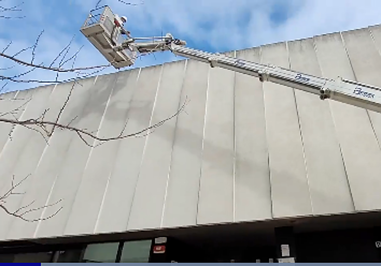 Recuperan 60 balones del tejado del campo del Arenas