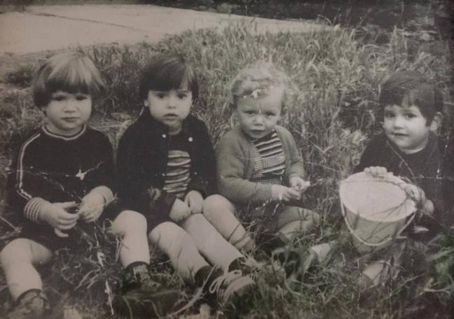 Álvaro Garrido, con otros niños en una campa de Vía Vieja de Lezama, en Begoña, su barrio.