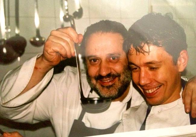 En el restaurante Las Rejas (Las Pedroñeras), con el inimitable Manolo de la Osa, su gran maestro en la cocina.