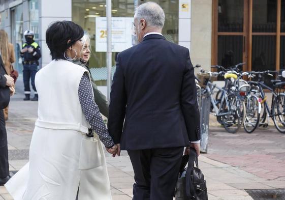 El lehendakari, Iñigo Urkullu, abandona el Parlamento vasco junto a su esposa, Lucía Arieta-Araunabeña.