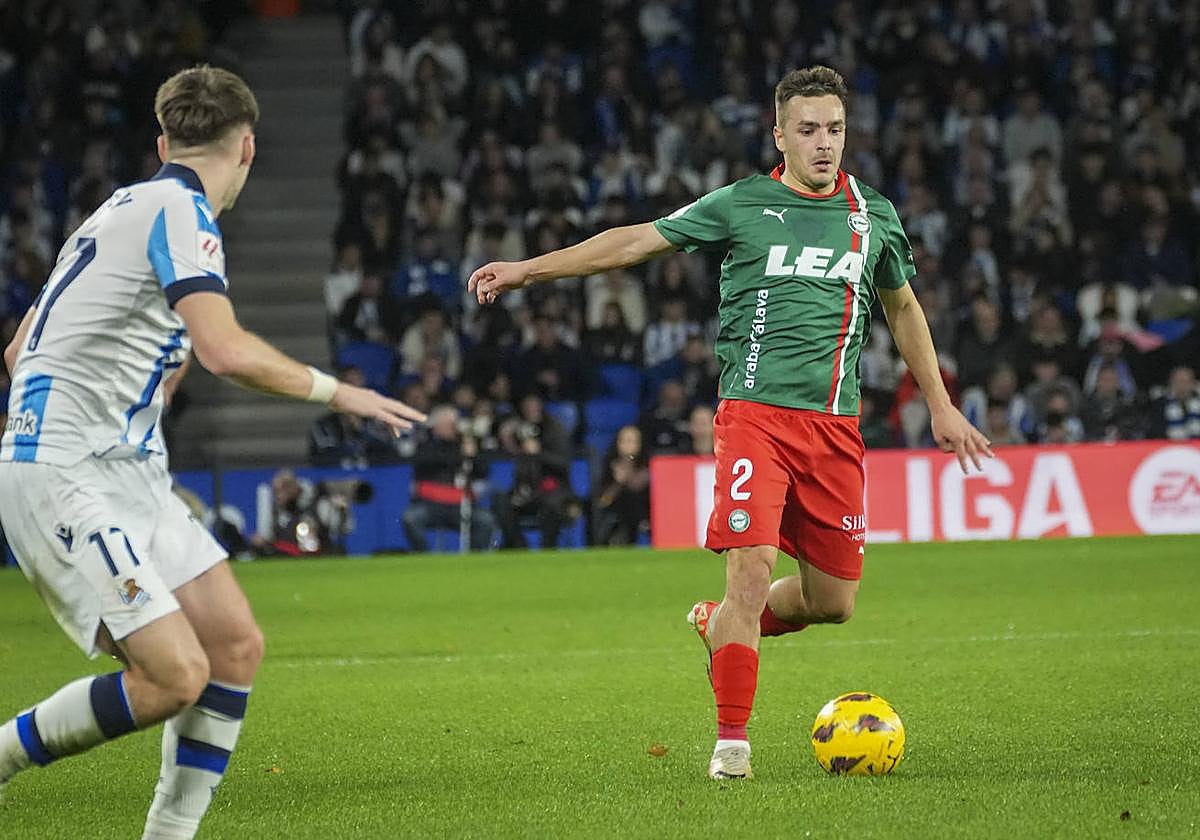Gorosabel avanza con el balón en el derbi ante la Real.